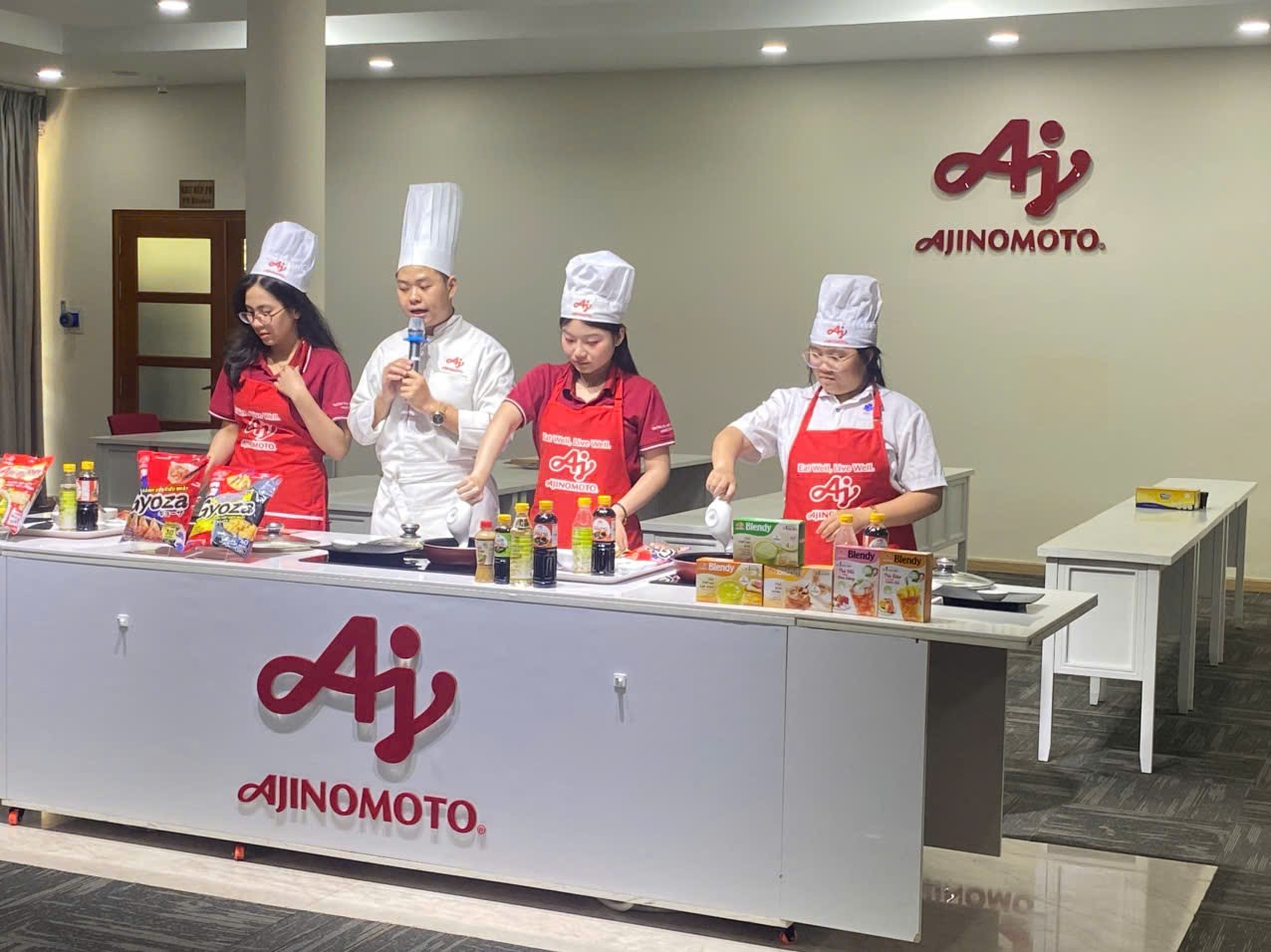Sinh viên ngành Công nghệ sinh học tham quan Công ty Ajinomoto Việt Nam