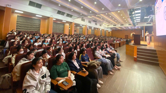 Khoa Sinh học và Môi trường tổ chức buổi định hướng chuyên ngành cho sinh viên khóa 15 ngành Công nghệ sinh học