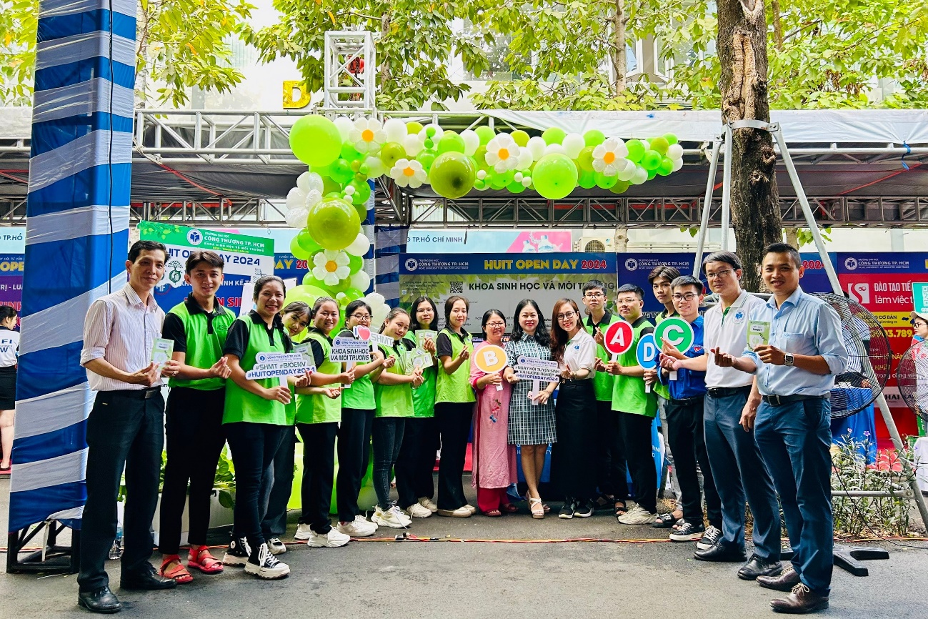 Sôi nổi các hoạt động của Khoa Sinh học và Môi trường tại ngày hội tuyển sinh và hướng nghiệp – HUIT OPEN DAY 2024