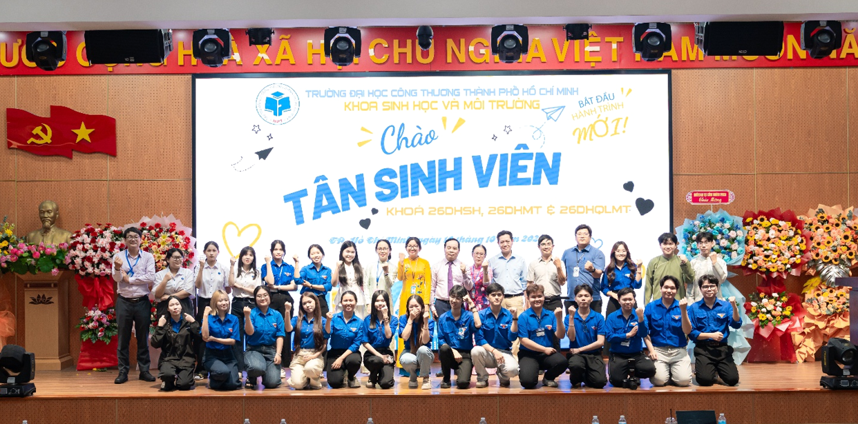 Khoa Sinh học và Môi trường tổ chức chương trình “Chào Tân sinh viên Khóa 26”