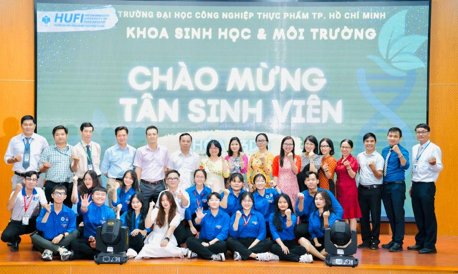 Khoa Sinh học Môi trường tổ chức chương trình chào đón Tân sinh viên khóa 13DH