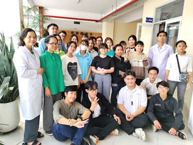 Tân sinh viên khóa 14ĐH khoa Sinh học và Môi trường tham quan Phòng thí nghiệm